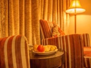 a plate of fruit on a table in a hotel room at Erdos Great Gate Hotel in Hantai