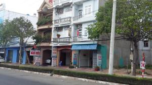 um edifício ao lado de uma rua em Tai Nguyen Motel em Vung Tau