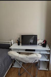 TV a/nebo společenská místnost v ubytování Comfortable & Relaxing Charming 3BR unit + 8 fotografií