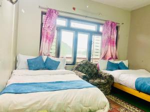 Llit o llits en una habitació de Hotel Jharana
