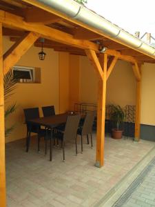 Patio alebo iná vonkajšia časť ubytovania Paradise Apartmanház