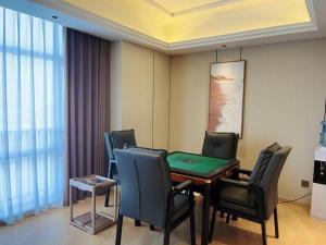 een eetkamer met een tafel en stoelen bij The Grace Hotel Shanghai Yexie in Linjiaqiao