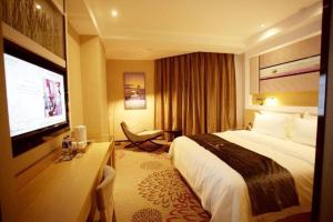 ein Hotelzimmer mit einem Bett und einem Fernseher in der Unterkunft Lavande Hotel Shijiazhuang Museum Branch in Shijiazhuang