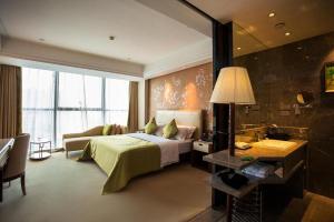 a hotel room with a bed and a couch at Yongzhou Chuang Fa Cheng XiaoXiangYi Hotel in Guzhuting +251 photos