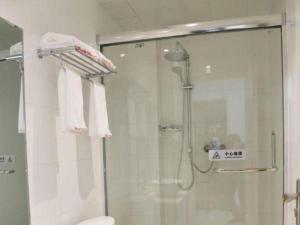 a bathroom with a shower with a glass door at Shell Shuozhou Shuocheng District West Zhenhua Street Renmin Square Hotel in Shuozhou +59 photos
