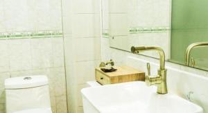 Bilik mandi di James Joyce Coffetel Baoding Railway Station