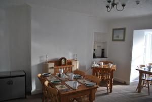 Airds Farm Guest House في قلعة دوغلاس: غرفة طعام بها طاولة وكراسي