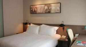 Postel nebo postele na pokoji v ubytování Jinjiang Inn Select Xi'an Hongmiaopo East Daxing Road