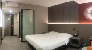 Postel nebo postele na pokoji v ubytování Jinjiang Inn Select Xi'an Hongmiaopo East Daxing Road
