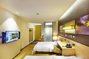 Giường trong phòng chung tại IU Hotel·Tianjin Binhai New District Yanghuo Market +100 ảnh