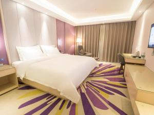 a bedroom with a large white bed and a desk at Lavande Hotel·Tianmen Xincheng in Tianmen +84 photos