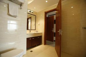 une salle de bain avec toilettes, lavabo et miroir dans l'établissement PAI Hotel·Changchun Jilin DaLu, à Changchun 216 autres photos