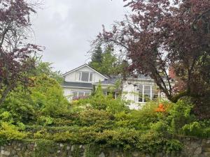 Zahrada ubytování Bright & Cozy Dunbar Home Close to UBC