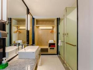 南寧市にあるEcharm Hotel Nanning Qingxiu Mountainの洗面台とシャワー付きのバスルーム