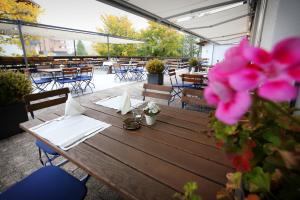 Restoran või mõni muu söögikoht majutusasutuses Hotel Falknerei Galina