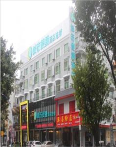 ein großes weißes Gebäude mit einem Schild an der Seite in der Unterkunft City Comfort Inn Huizhou Huiyang High-speed Railway Station in Huizhou