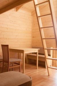 フラニツェにあるChata Sport Kemp Areálの木造の部屋(テーブル、はしご付)