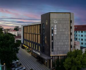 宝山区上海新江湾城复旦大学亚朵轻居酒店的城市建筑物的 ⁇ 染