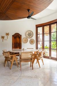 Un comedor con mesa y sillas en Island Bungalow in Perfect Location Bingin Bali, en Uluwatu