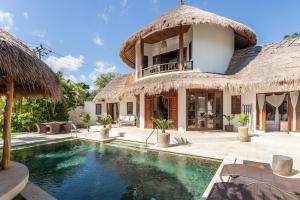 Villa con piscina y techo de paja en Island Bungalow in Perfect Location Bingin Bali, en Uluwatu