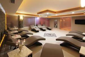 TV a/nebo společenská místnost v ubytování Forum Suite Otel
