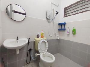 スレンバンにある51 Lyrica Seremban 2 Best stayの洗面台、トイレ、鏡のあるバスルーム