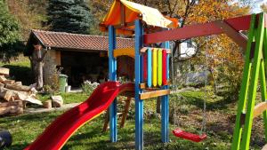 ein farbenfroher Spielplatz mit Rutsche im Hof in der Unterkunft Sonita in Yamna