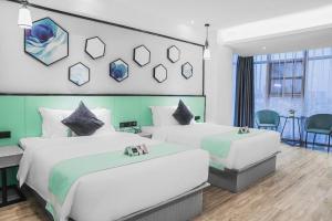 SuiにあるXana Lite Shangqiu Sui County Dennisのベッド2台とテーブルがあるホテルの部屋 +203枚の写真