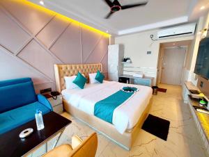 Postel nebo postele na pokoji v ubytování A LUXUARY HOTEL DREAM!LAND Near Sea Beach And Jagannth Temple - Fully Air Conditioning Luxuary Rooms - Lift - Restaurant & Parking Facilities - Four Star Hotel In Puri