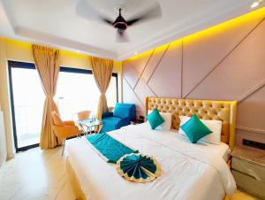 Postel nebo postele na pokoji v ubytování A LUXUARY HOTEL DREAM!LAND Near Sea Beach And Jagannth Temple - Fully Air Conditioning Luxuary Rooms - Lift - Restaurant & Parking Facilities - Four Star Hotel In Puri
