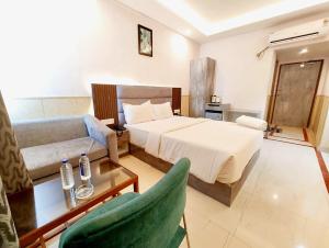 Postel nebo postele na pokoji v ubytování A LUXUARY HOTEL DREAM!LAND Near Sea Beach And Jagannth Temple - Fully Air Conditioning Luxuary Rooms - Lift - Restaurant & Parking Facilities - Four Star Hotel In Puri