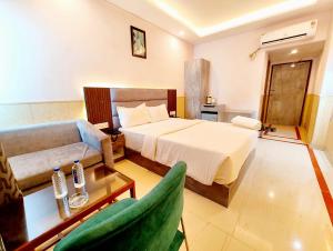 Postel nebo postele na pokoji v ubytování A LUXUARY HOTEL DREAM!LAND Near Sea Beach And Jagannth Temple - Fully Air Conditioning Luxuary Rooms - Lift - Restaurant & Parking Facilities - Four Star Hotel In Puri