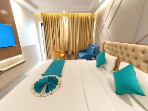 Postel nebo postele na pokoji v ubytování A LUXUARY HOTEL DREAM!LAND Near Sea Beach And Jagannth Temple - Fully Air Conditioning Luxuary Rooms - Lift - Restaurant & Parking Facilities - Four Star Hotel In Puri