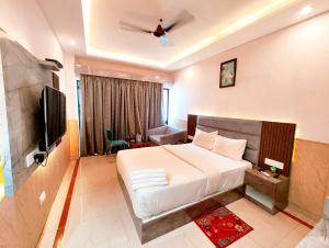 Postel nebo postele na pokoji v ubytování A LUXUARY HOTEL DREAM!LAND Near Sea Beach And Jagannth Temple - Fully Air Conditioning Luxuary Rooms - Lift - Restaurant & Parking Facilities - Four Star Hotel In Puri