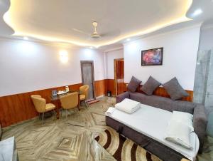 Posezení v ubytování A LUXUARY HOTEL DREAM!LAND Near Sea Beach And Jagannth Temple - Fully Air Conditioning Luxuary Rooms - Lift - Restaurant & Parking Facilities - Four Star Hotel In Puri