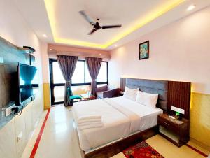 Postel nebo postele na pokoji v ubytování A LUXUARY HOTEL DREAM!LAND Near Sea Beach And Jagannth Temple - Fully Air Conditioning Luxuary Rooms - Lift - Restaurant & Parking Facilities - Four Star Hotel In Puri