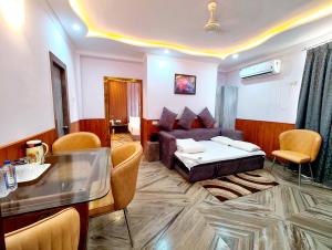Posezení v ubytování A LUXUARY HOTEL DREAM!LAND Near Sea Beach And Jagannth Temple - Fully Air Conditioning Luxuary Rooms - Lift - Restaurant & Parking Facilities - Four Star Hotel In Puri