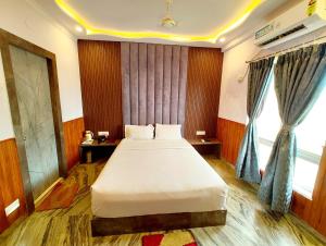 Postel nebo postele na pokoji v ubytování A LUXUARY HOTEL DREAM!LAND Near Sea Beach And Jagannth Temple - Fully Air Conditioning Luxuary Rooms - Lift - Restaurant & Parking Facilities - Four Star Hotel In Puri