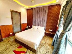 Postel nebo postele na pokoji v ubytování A LUXUARY HOTEL DREAM!LAND Near Sea Beach And Jagannth Temple - Fully Air Conditioning Luxuary Rooms - Lift - Restaurant & Parking Facilities - Four Star Hotel In Puri