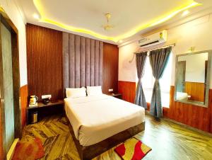 Postel nebo postele na pokoji v ubytování A LUXUARY HOTEL DREAM!LAND Near Sea Beach And Jagannth Temple - Fully Air Conditioning Luxuary Rooms - Lift - Restaurant & Parking Facilities - Four Star Hotel In Puri