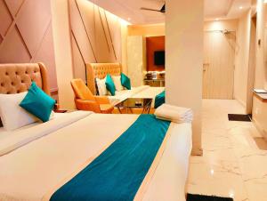 Postel nebo postele na pokoji v ubytování A LUXUARY HOTEL DREAM!LAND Near Sea Beach And Jagannth Temple - Fully Air Conditioning Luxuary Rooms - Lift - Restaurant & Parking Facilities - Four Star Hotel In Puri