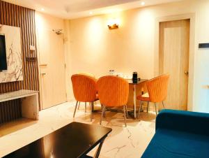 Posezení v ubytování A LUXUARY HOTEL DREAM!LAND Near Sea Beach And Jagannth Temple - Fully Air Conditioning Luxuary Rooms - Lift - Restaurant & Parking Facilities - Four Star Hotel In Puri