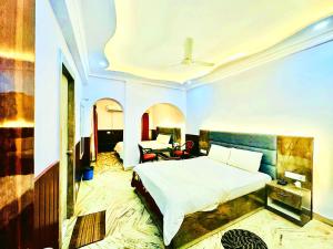 Postel nebo postele na pokoji v ubytování A LUXUARY HOTEL DREAM!LAND Near Sea Beach And Jagannth Temple - Fully Air Conditioning Luxuary Rooms - Lift - Restaurant & Parking Facilities - Four Star Hotel In Puri