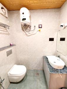 Koupelna v ubytování A LUXUARY HOTEL DREAM!LAND Near Sea Beach And Jagannth Temple - Fully Air Conditioning Luxuary Rooms - Lift - Restaurant & Parking Facilities - Four Star Hotel In Puri