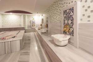 Koupelna v ubytování Forum Suite Otel