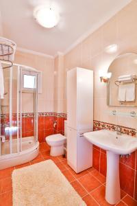 A bathroom at Villa Çınarlar Még 22 kép