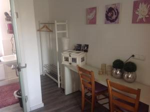 a room with a table with two chairs and a stove at Zweitheimat in Kalkar