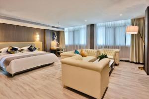 a bedroom with a bed and two couches and a couch at MIDI Hotel Guangdong Chaozhou Xiangqiao District Hanshan Teachers College in Chaozhou +161 photos