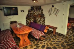 TV/trung tâm giải trí tại Căsuța Din Pădure Calimanesti