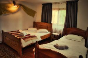 Giường trong phòng chung tại Căsuța Din Pădure Calimanesti